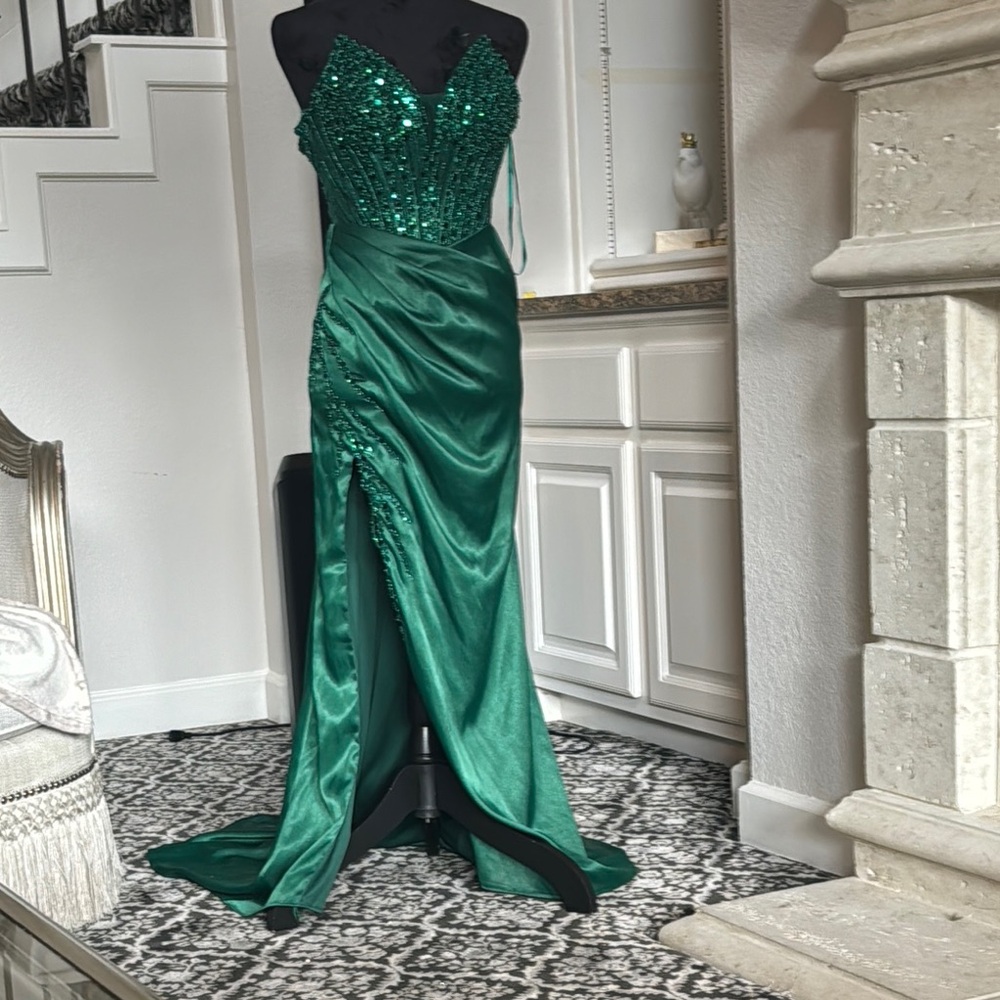Elegant Green Sequin Evening Dress